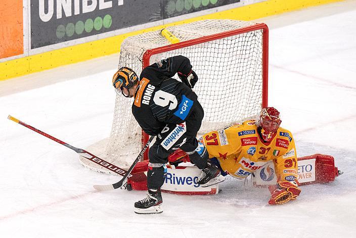 Emilio Romig (Steinbach Black Wings Linz) trifft zum 2 zu 0 Tormann Justin Fazio (Migross Supermercati Asiago Hockey 1935) Steinbach Black Wings Linz vs  - Migross Supermercati Asiago Hockey 1935, Runde 37, ICE Hockey League, Steinbach Black Wings Linz, Linz AG Eisarena 