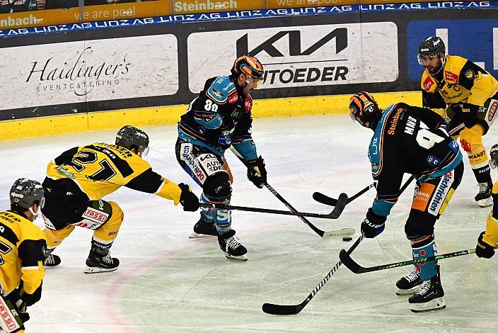 Julian Pusnik (Steinbach Black Wings Linz), Luka Maver (Steinbach Black Wings Linz), Raphael Andergassen (HC Pustertal Wölfe)   Win2Day ICE Hockey League,  Steinbach Black Wings Linz vs HC Pustertal Wölfe,  Linz AG Eisarena 