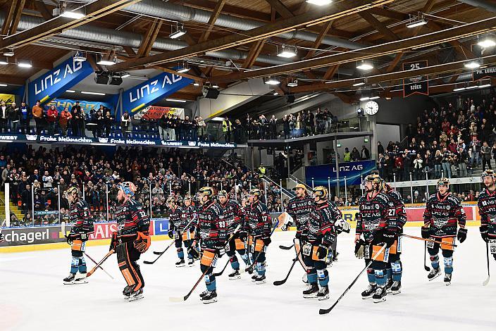 Das Team der Steinbach Black Wings Linz feiern den Heimsieg über Fehervar, Steinbach Black Wings Linz vs Hydro Fehervar AV19, Weihnachtstrikot ICE Eishockey Liga, Linz AG Eisarena