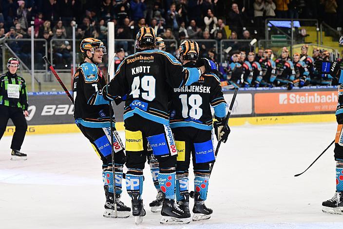 Die Steinbach Black Wings Linz feiern das Tor zum 4 zu 1 durch Ken Ograjensek (Steinbach Black Wings Linz) Win2Day ICE Hockey League,  Steinbach Black Wings Linz vs Olimpija Ljubljana,  Linz AG Eisarena 