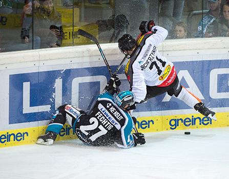 Bernhard Fechtig (EHC Liwest Black Wings Linz) und Kevin Macierzynski (Dornbirner Eishockey Club)  EHC Liwest Black Wings Linz vs Dornbirner Eishockey Club