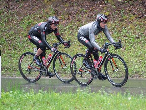 v.l. Stefan Praxmarer, David Woehrer, Tirol Cycling Team, Wiesbauer Top Radliga 2015