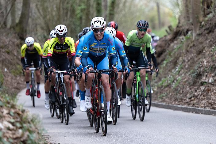 Das Feld im Anstieg mit Mathias Reutimann (SUI, Team Felbermayr Simplon Wels),  Herren Elite, U23, Radliga, 62. Radsaison-Eröffnungsrennen Leonding, Oberösterreich 