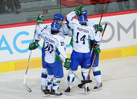 Salavat Yulayev Ufa feiert den Sieg ueber Budweis.