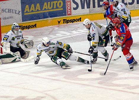 #12 Michal Hudec, Stuermer, HC Mountfield Budweis, vor dem Tor des HC Energy Karlovy Vary.