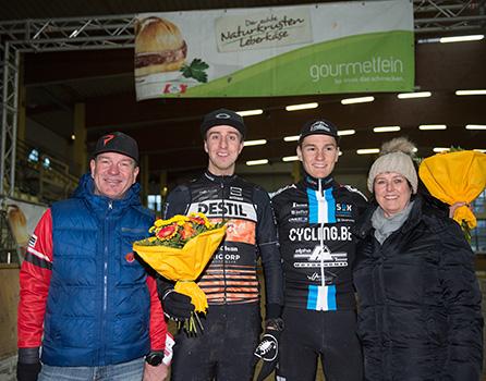 Die Sieger Elite Herrn, v.r. Vize Bürgermeisterin Schmeitzl Ulrike, Mag. Dr., 2. Lander Loockx (BEL, Cycling.be - Alphamotorhomes), Sieger Thijs van Amerongen (NED, DESTIL - Jo Piels Cycling Team), Walter Ameshofer, Int. Querfeldein Grand Prix Stadl-