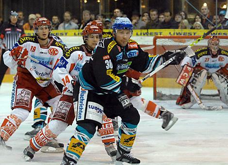 #30 Christian Perthaler, Liwest Black Wings Linz vor dem Tor des KAC.