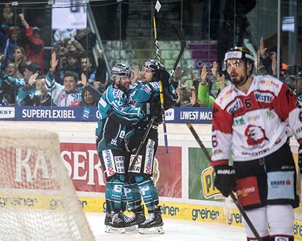 Joel Broda (EHC Liwest Black Wings Linz) und Ryan Michael Potulny (EHC Liwest Black Wings Linz) feiern das Siegestor,  EHC Liwest Black Wings Linz vs HC Orli Znojmo