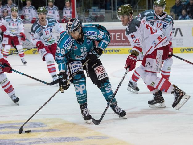 Dan DaSilva (EHC Liwest Black Wings Linz) und Clark Thompson Seymour (HCB Suedtirol Alperia)  EHC Liwest Black Wings Linz vs HCB Suedtirol Alperia 3. Viertelfinale