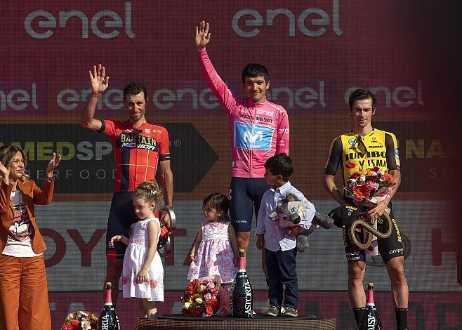 v.l. 2. Platz Vincenzo Nibali (ITA, Bahrain Merida Pro Cycling Team), Richard Carapaz (ECU, Movistar Team) Sieger des 102.  Giro, Giro d Italia, 3. Platz Primoz Roglic (SLO, Team Jumbo-Visma), Radsport, 102. Giro d Italia - 21. Etappe Zeitfahren 