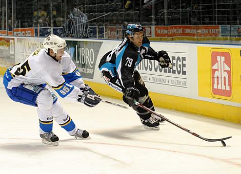#79 Gregor Baumgartner, Liwest Black Wings Linz erkaempft den Puck an der Bande.