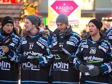 v.l. Robert Lukas, Kevin Macierzynski, Marc-Andre Dorion und Rob Hisey beim Adventsingen der Liwest Black Wings Linz  am Martin Lutherplatz in Linz.