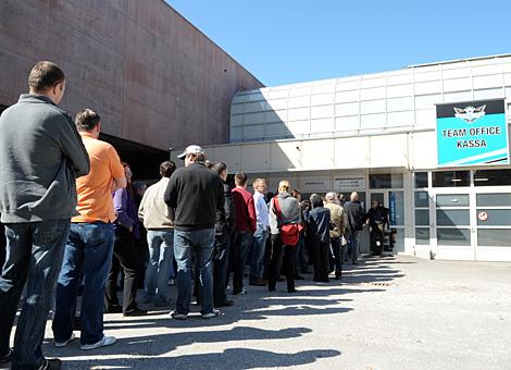 Die Fans der Liwest Black Wings Linz stuermen das Ticket Office.