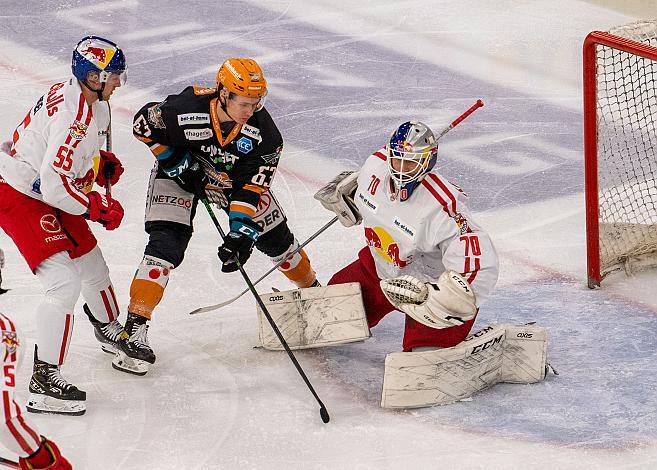 Niklas Bretschneider (Steinbach Black Wings 1992) vor Tormann Jesper Eliasson (EC Red Bull Salzburg)Steinbach Black Wings 1992 vs EC Red Bull Salzburg, Eishockey, Bet at Home ICE Hockey League