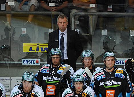 Trainer Rob Daum auf der Bank des EHC Liwest Black Wings Linz vs. HC Energy Karlovy Vary