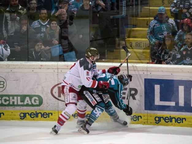 Brian Lebler (EHC Liwest Black Wings Linz) gecheckt von Alexander Egger (HCB Suedtirol Alperia)  EHC Liwest Black Wings Linz vs HCB Suedtirol Alperia 5. Viertelfinale