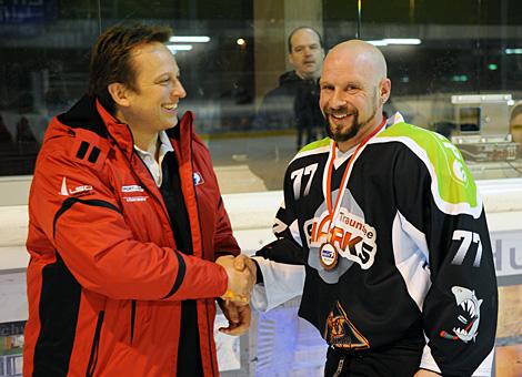 Landesliga Platz 3 fuer die Traunsee Sharks Gmunden im Bild Andreas Waldhoer und OOEEHV Praesident Christian Ladberg.