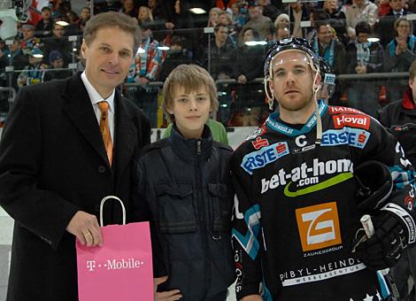 #20 Brad Purdie, Liwest Black Wings Linz, Spieler des Abends mit dem Matchsponsor.