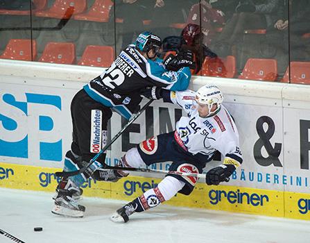 Kevin Moderer (EHC Liwest Black Wings Linz) und Ryan McKiernan (EC VSV), EHC Liwest Black Wings Linz vs EC VSV