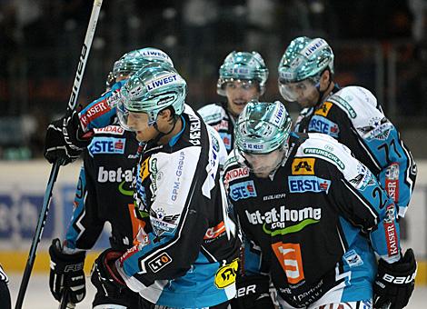 Die Linzer feiern das 3 zu 0, Liwest Black Wings Linz vs Straubing Tigers 