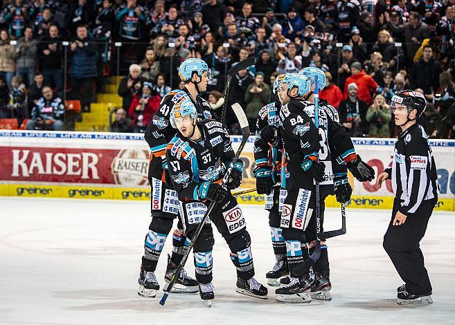 Im Bild: Linz feiert das 2 zu 1 durch Rick Schofield (EHC Liwest Black Wings Linz)  Eishockey,  EHC Liwest Black Wings Linz vs HC Orli Znojmo