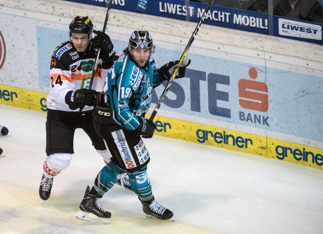 Joel Broda (EHC Liwest Black Wings Linz) und Kristof Reinthaler (Moser Medical Graz 99ers),  EHC Liwest Black Wings Linz vs Moser Medical Graz 99ers