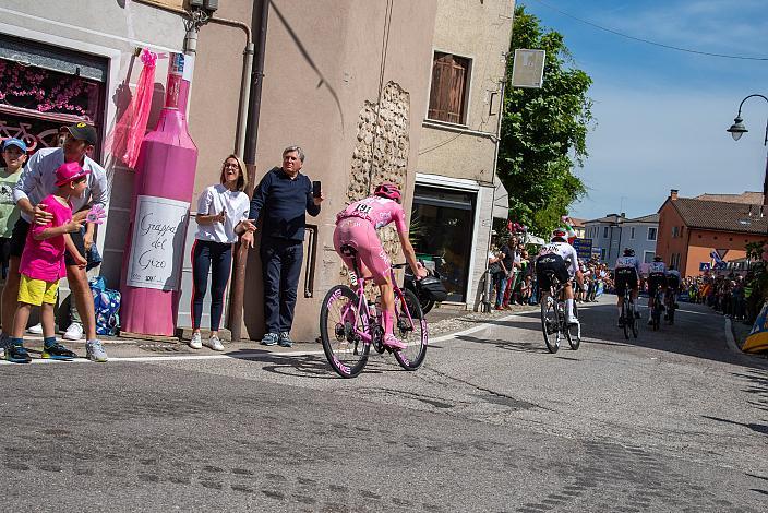 Tadej Pogacar (SLO, UAE Team Emirates) im Rosa Terikot des Gesamtführenden des 107. Giro d Italia, Stage 20, Alpago - Bassano del Grappa, km 184