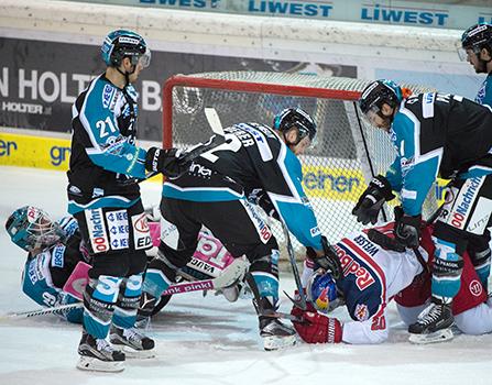 Michael Ouzas (EHC Liwest Black Wings Linz) und Kevin Moderer (EHC Liwest Black Wings Linz) klaeren vor Daniel Welser (EC Red Bull Salzburg), EHC Liwest Black Wings Linz vs EC Red Bull Salzburg