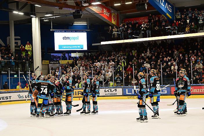 Das Team der Steinbach Black Wings Linz feiern den Heimsieg über die Salzburger,  Win2Day ICE Hockey League,  Steinbach Black Wings Linz vs EC Red Bull Salzburg,  Linz AG Eisarena 