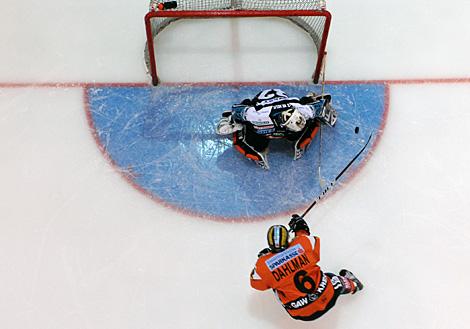 Tony Dahlmam, Graz 99ers und Alex Westlund, Tormann Liwest Black Wings Linz