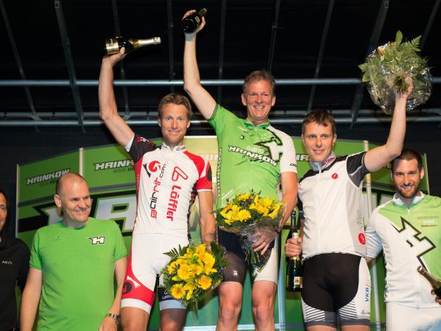 Das Siegerpodest in Steyr Prominentenrennen, v.l. Organisator Alexander Hrinkow, 2.Platz Gerrit Glomser, Sieger Martin Aichholzer, 3. Roman Rametsteiner 