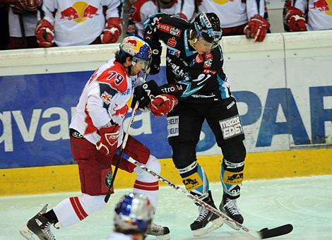 #91 Martin Grabher Meier, Liwest Black Wings Linz und die #79 Mario Scalzo, Red Bulls Salzburg im Duell um die Scheibe.