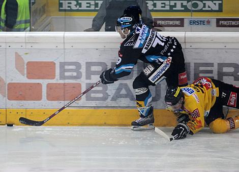 #79 Gregor Baumgartner, Stuermer, EHC Liwest Black Wings Linz an der Bande vorbei an Bennoit Gratton, Vienna Capitals.