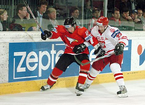 #18 Thomas Koch, Stuermer, Team Austria bedraengt von der #23 Grzegorz Piekarski, Verteidiger, Team Polen.