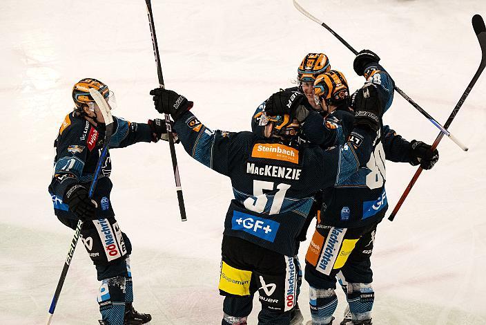 Julian Pusnik (Steinbach Black Wings Linz) feiert das Tor zum 1 zu 0, Steinbach Black Wings Linz vs BEMER Pioneers Vorarlberg, ICE Eishockey Liga, Linz AG Eisarena