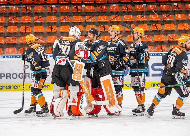 Tormann David Kickert (Steinbach Black Wings 1992) und Tormann Luca Gracnar (Steinbach Black Wings 1992) feiern den Sieg über Wien Black Wings Linz vs Spusu Vienna Capitals, Eishockey, Bet at Home ICE Hockey League