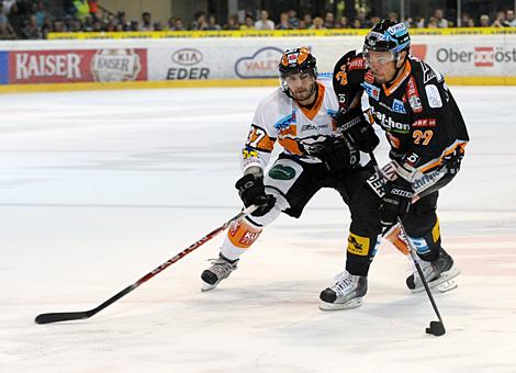 Markus Matthiasson, Liwest Black Wings Linz im Duell mit Stefan Herzog, Moser Medical Graz 99ers.