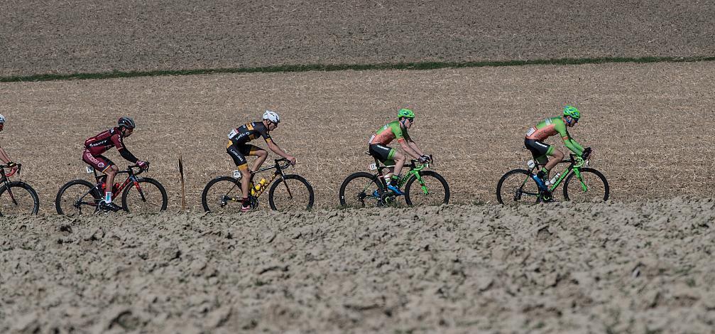 Das Hauptfeld beim Kirschbluetenrennen Daniel Eichinger (AUT, Hrinkow Advarics Cycleang Team), Dominik Hrinkow (AUT, Hrinkow Advarics Cycleang Team) 