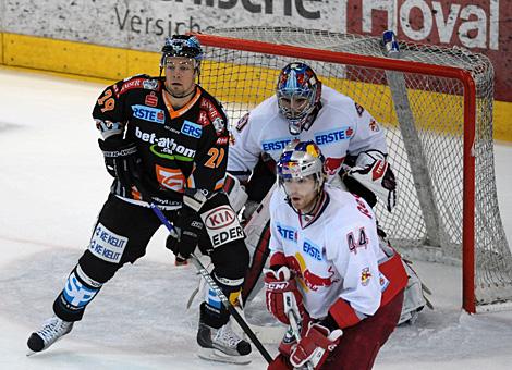 Markus Matthiasson, Liwest Black Wings Linz vor dem Tor der Salzburger.