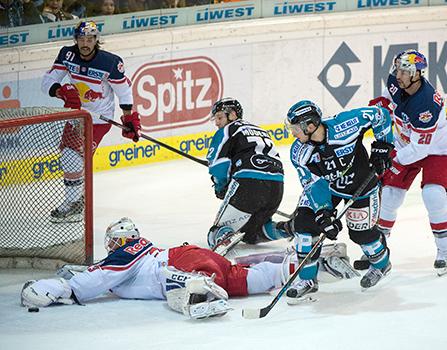 Philipp Lukas (EHC Liwest Black Wings Linz) und Luka Gracnar (EC Red Bull Salzburg) EHC Liwest Black Wings Linz vs EC Red Bull Salzburg