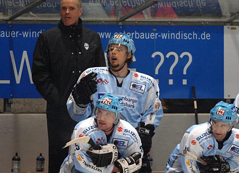 #33 Christoph Brandner, AUT, Stuermer, Hamburg Freezers im Hintergrund Trainer Bill Stewart.