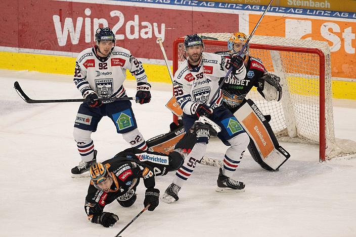 Daine Todd (Steinbach Black Wings Linz), Andrew Sarauer (Hydro Fehervar AV 19), Tormann Thomas Höneckl (Steinbach Black Wings Linz) Steinbach Black Wings Linz vs Hydro Fehervar AV 19, 52. Runde ICE Hockey League, Steinbach Black Wings Linz, Linz AG Eisarena 