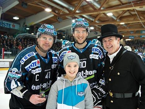 Curtis Murphy und Marc-Andre Dorion, mit dem Gluecksbringer, Rauchfangkehrer, EHC Liwest Black Wings Linz vs HC Orli Znojmo