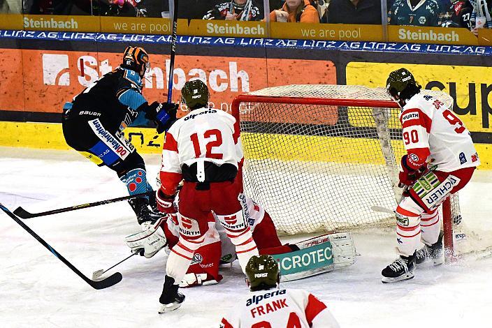 Luka Maver (Steinbach Black Wings Linz) trifft zum 2 zu 0. Win2Day ICE Hockey League,  Steinbach Black Wings Linz vs HCB Suedtirol Alperia ,  Linz AG Eisarena 