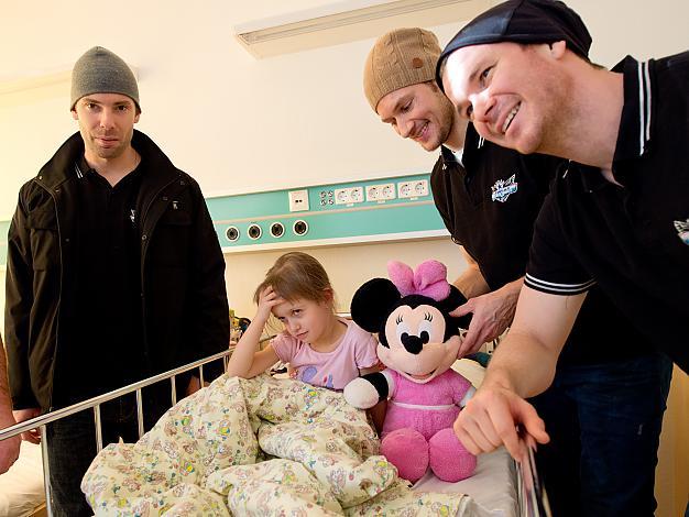 Die Linzer Black Wings, ueberbringen die gesammelten Stofftiere in der Landeskinderklinik im Michael Ouzas, Philipp Lukas und Rob Hisey kleine Patienten.