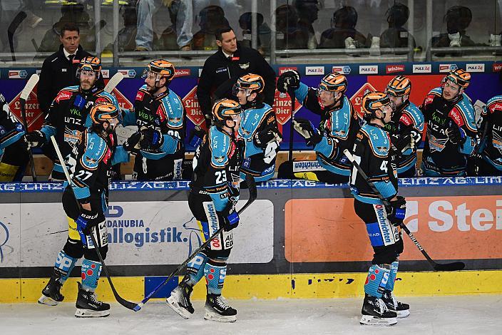 Die Steinbach Black Wings Linz feiern das Tor zum 2 zu 1,  Win2Day ICE Hockey League,  Steinbach Black Wings Linz vs Pioneers Vorarlberg,  Linz AG Eisarena 