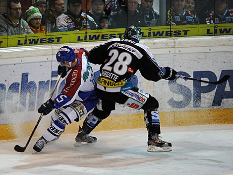 Mike Ouellette, Linz und Andy Sertich, Zagreb, EHC Liwest Black Wings Linz vs. KHL Medvescak Zagreb