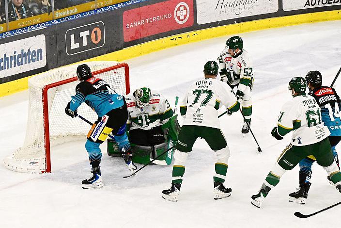 Ryan MacKinnon (Steinbach Black Wings Linz) vor Tormann Bence Balizs (FTC-Telekom), 17. Runde ICE, Steinbach Black Wings Linz vs Team Ferencvarosi Torna Club FTC-Telekom (HUN), Linz AG Eisarena 