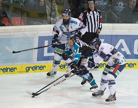 Philipp Lukas (EHC Liwest Black Wings Linz) und Ladislav Sikorcin (Fehervar AV 19), EHC Liwest Black Wings Linz vs Fehervar AV 19