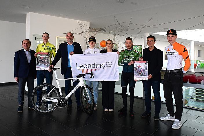 v.l. Paul Resch (Präsident LRV Oberösterreich), Mattheo Zambelli (RC Ovilava Wels), Stadtrat Peter Gattringer, Michael Hettegger (AUT, Junioren), Bürgermeisterin Dr. Sabine Naderer-Jelinek, Leonding, Riccardo Zoidl (AUT, Hrinkow Advarics), Thomas Schwingshandl (CEO Fa. Schwingshandl), Gregor Stadlbauer (AUT, Cycling Team Schwingshandl). Pressekonferenz zum 65. Rad Saison Eroeffnungsrennen Leonding